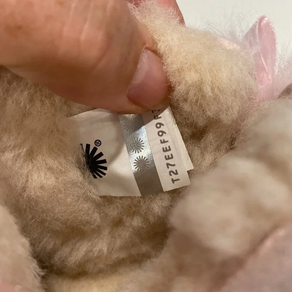 UGG baby girl, light pink Baby Ugg Jesse Bow II fluff booties, size 02/03.